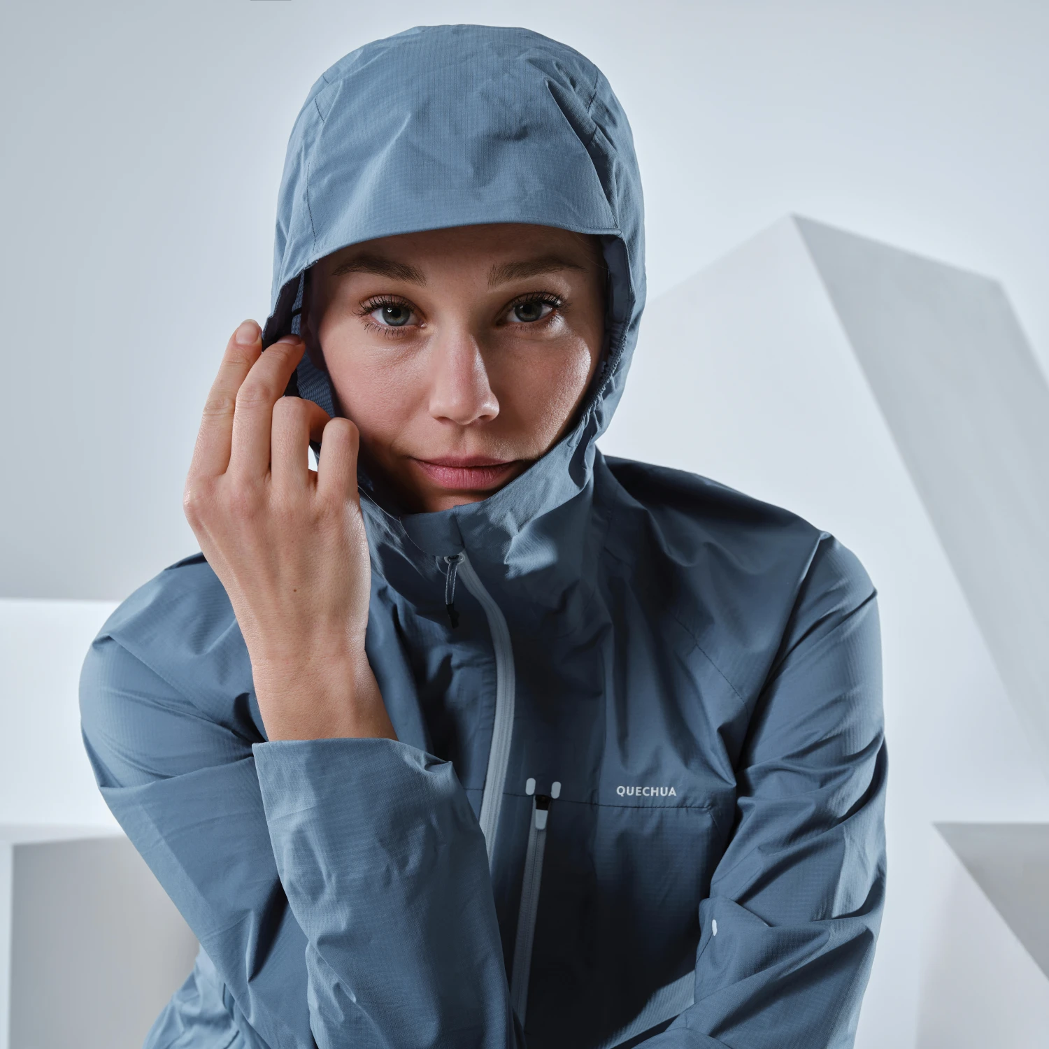 Quechua Women’s Ultra-light Waterproof Fast Hiking Jacket - FH500 Rain 5 Quechua Women’s Ultra-light Waterproof Fast Hiking Jacket - FH500 Rain - Image 3