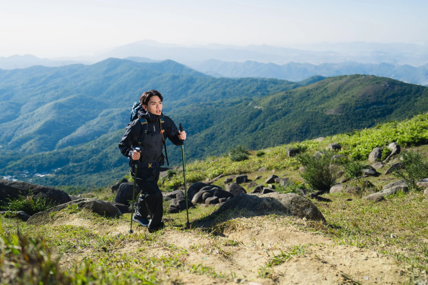 Quechua Men's Hiking Lightweight Waterproof Overtrousers MH500 10 Quechua Men's Hiking Lightweight Waterproof Overtrousers MH500 - Image 8